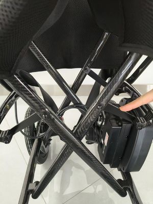 Sedia a rotelle elettrica leggera da 11,5 kg con telaio in fibra di carbonio e sedile esteso