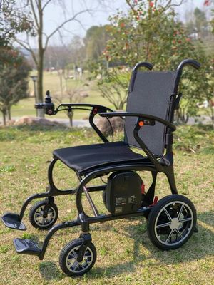 Sedia a rotelle elettrica leggera da 11,5 kg con telaio in fibra di carbonio e sedile esteso
