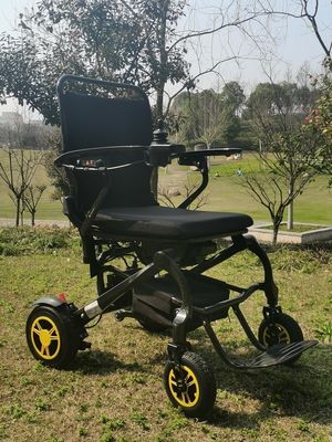 Distanza di guida di 10 km sedia a rotelle elettrica in fibra di carbonio per disabili