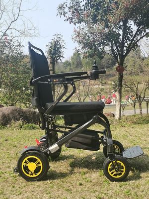 Distanza di guida di 10 km sedia a rotelle elettrica in fibra di carbonio per disabili